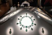 Vol des bijoux du Louvre à Paris: la traque est lancée, le musée reste fermé lundi