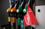 Le pétrole plonge avec l'espoir d'un accord sur le détroit d'Ormuz