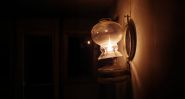 La lampe à huile, éclairer avant l’interrupteur