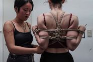 «Créer du lien»: un artiste japonais noue les espaces et les corps avec des cordes