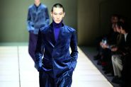 Armani: un premier défilé hommes sans Giorgio, discrètement coloré et décontracté