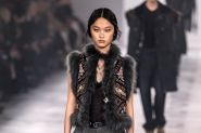 Fendi en métamorphose à Milan: le retour de Chiuri entre fluidité, fourrures et vestiaire mixte
