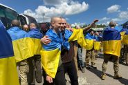 Des prisonniers de guerre ukrainiens de retour dans le cadre d’un échange avec la Russie