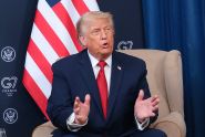 Trump menace de recommencer à «balancer des bombes» si l’Iran «ne se comporte pas bien»