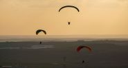  Des Irakiens participent à un championnat de parapente à Dohouk