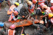 Crue au Népal: deux ouvriers «miraculés» sortis vivants d'un tunnel