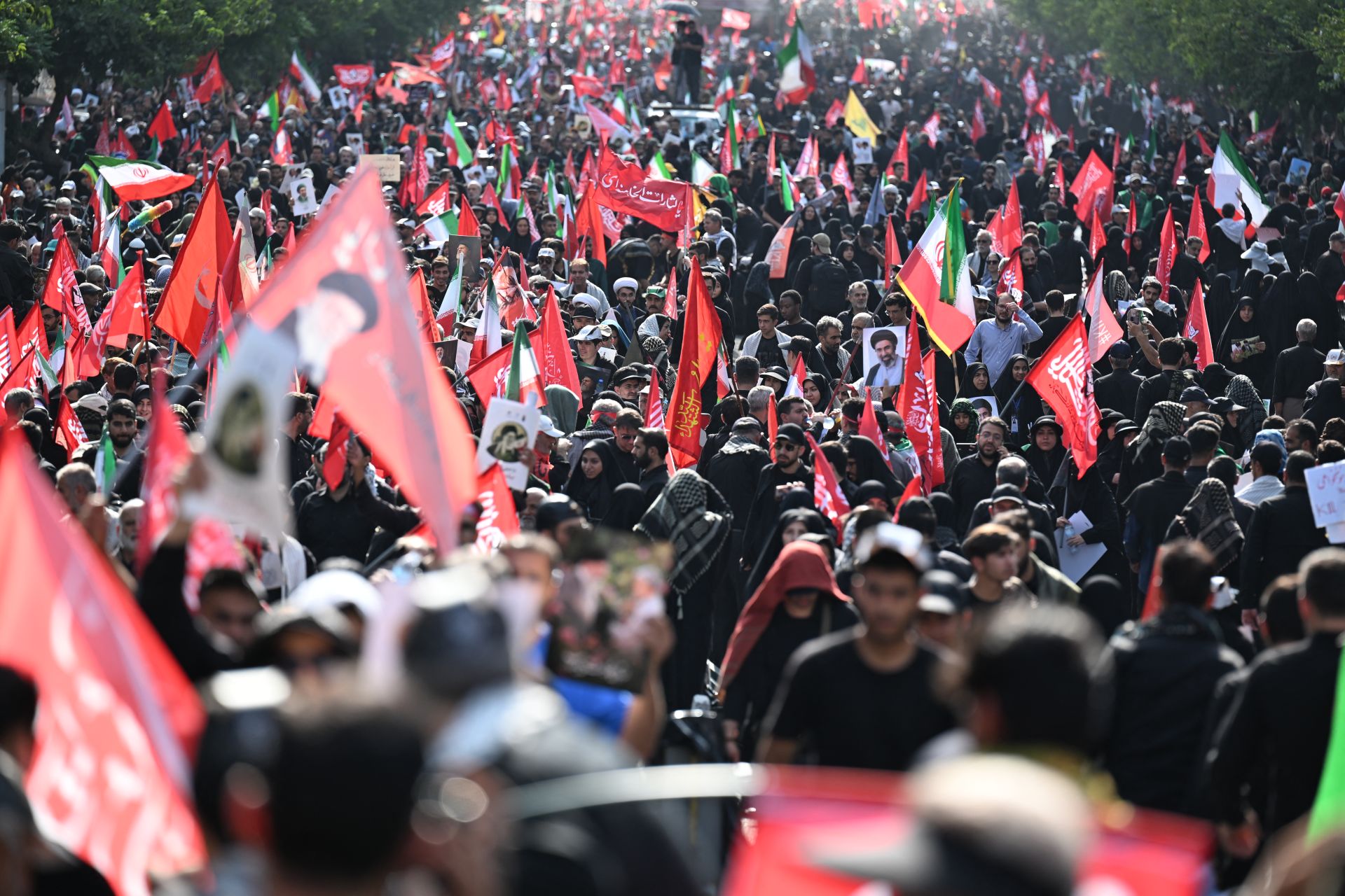 Le cortège funèbre de Khamenei en marche à Téhéran, une marée humaine attendue