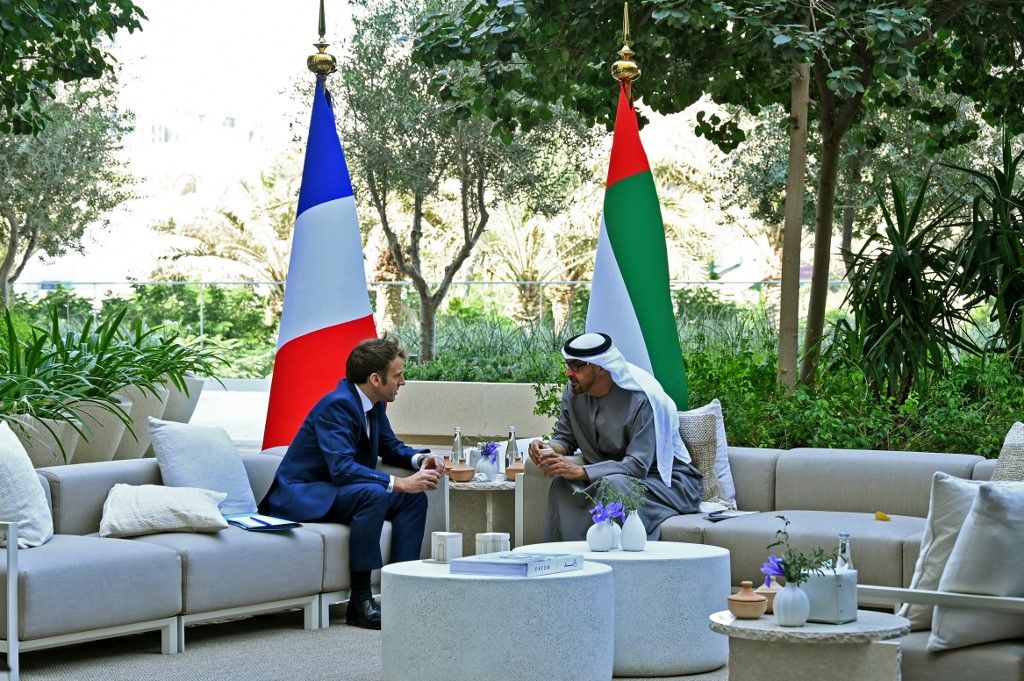 Macron dans le Golfe: commande record d'armes et rendez-vous sensible avec MBS