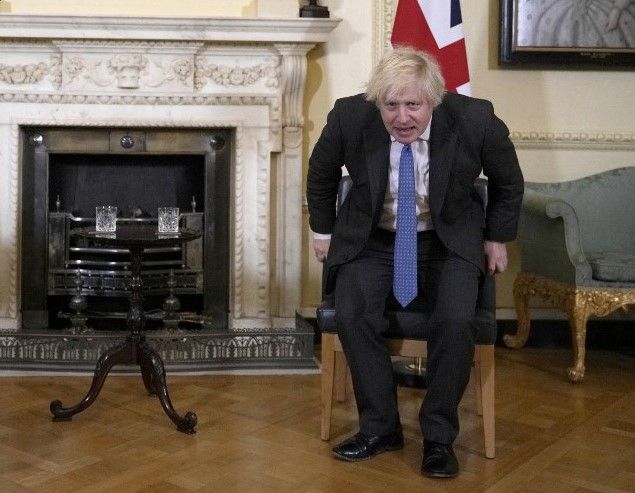 Embourbé dans les scandales, Boris Johnson «assume» sa responsabilité