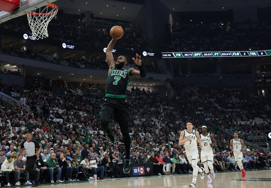 Boston répond à Milwaukee, Golden State miraculé face à Memphis