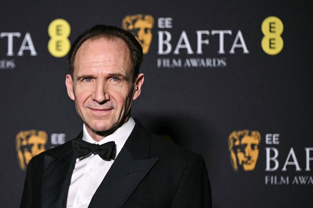 Ralph Fiennes brille dans “Conclave”, le thriller qui bouscule l’Église