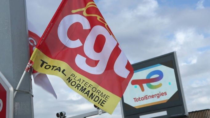 TotaEnergies: la grève continue, l'État réquisitionne du carburant