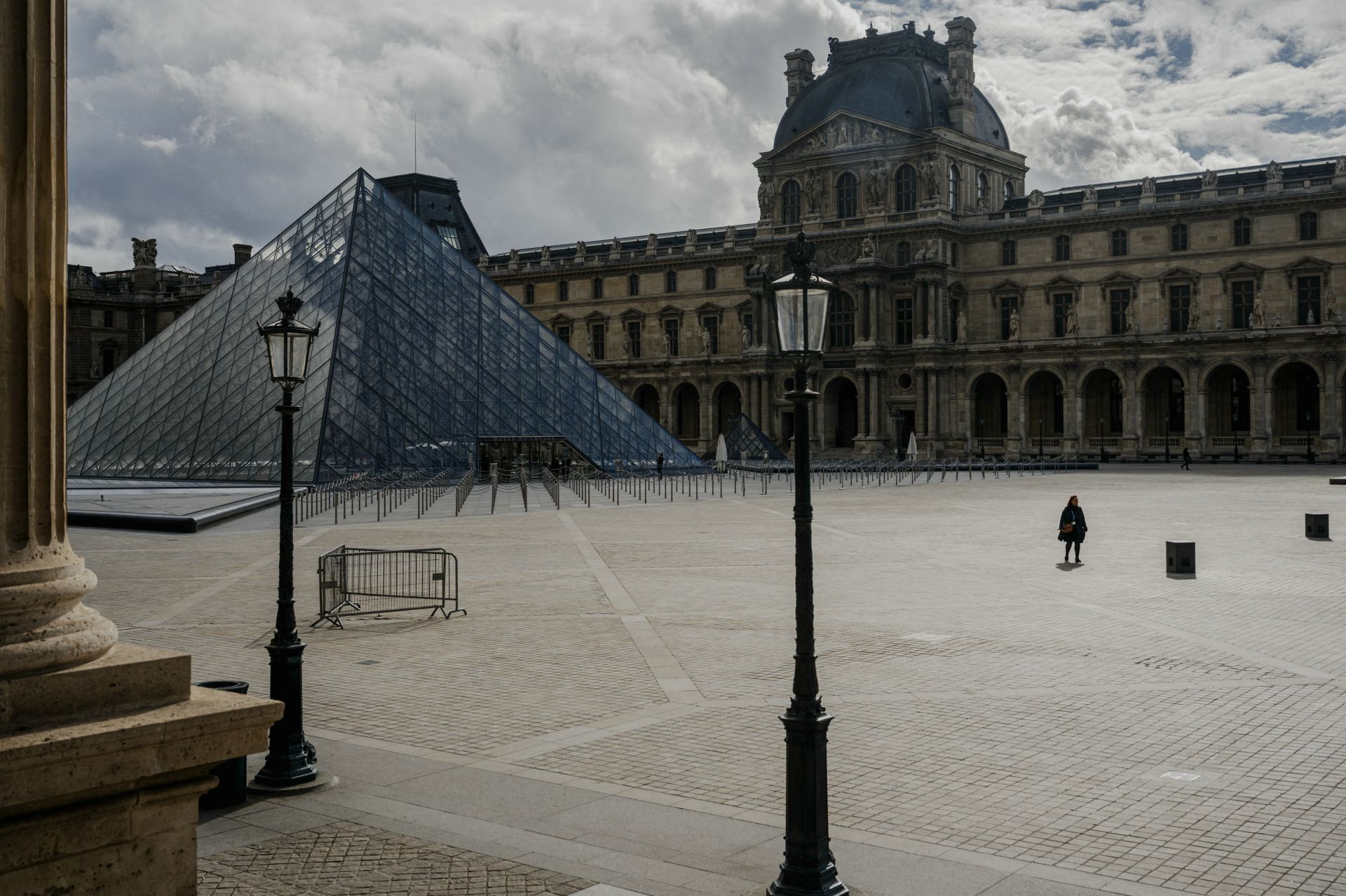 Casse du Louvre : quatre interpellations supplémentaires, deux hommes et deux femmes