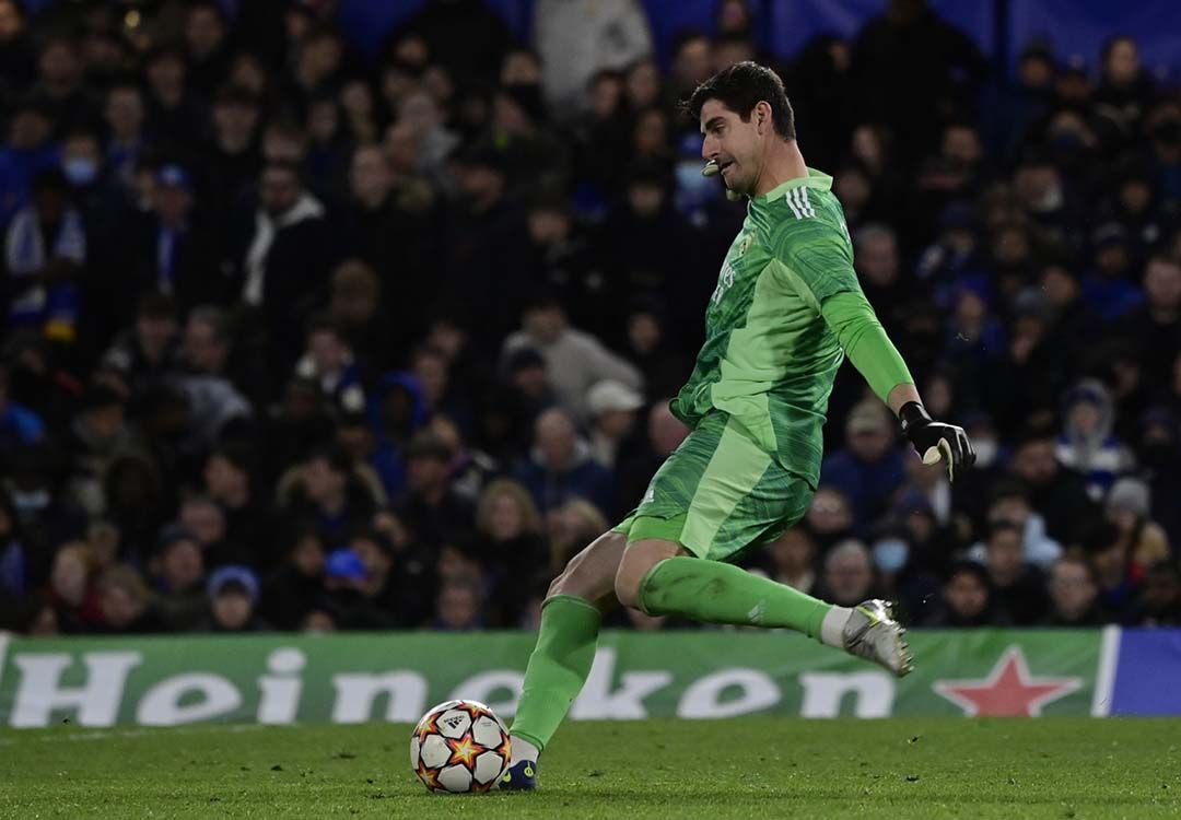 De Courtois à Ederson, les gardiens s'aventurent à jouer au pied