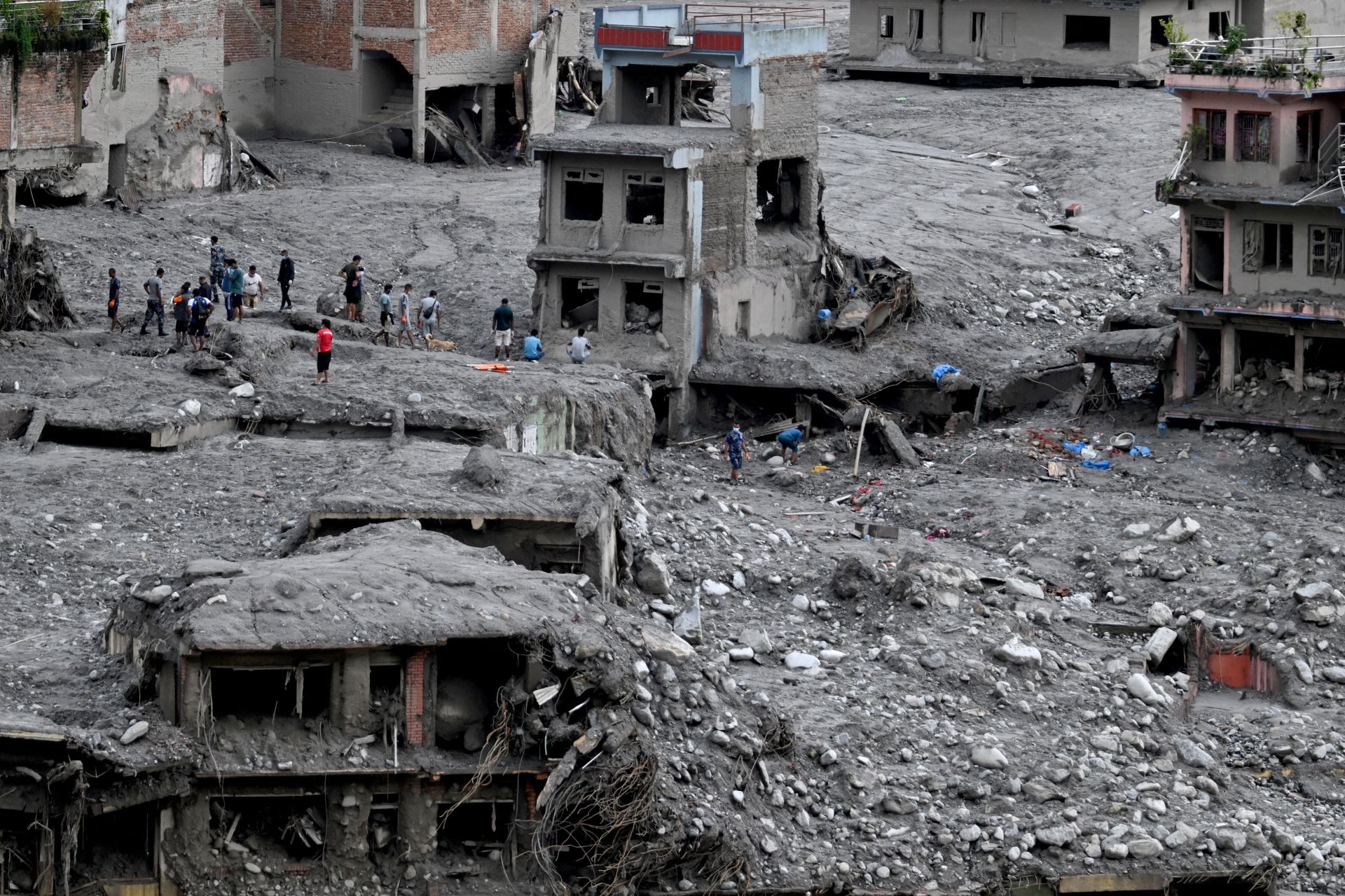 Crue dans l'Himalaya: le bilan total dépasse 1.000 morts 