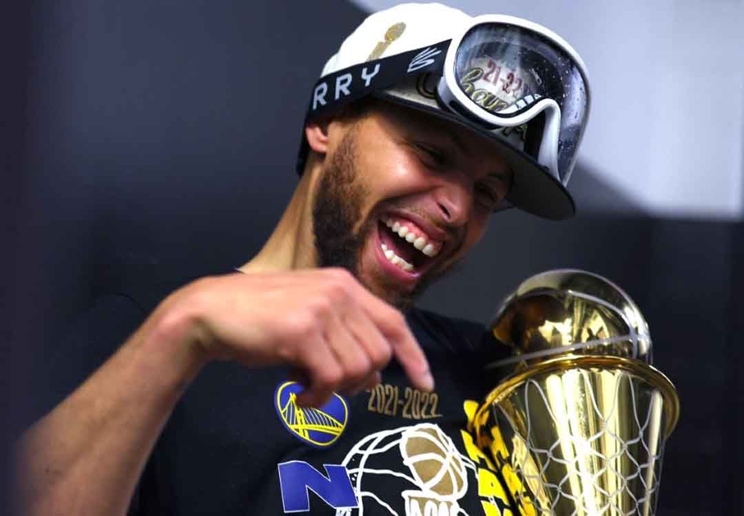 NBA: les Warriors de retour au sommet, portés par Curry enfin MVP