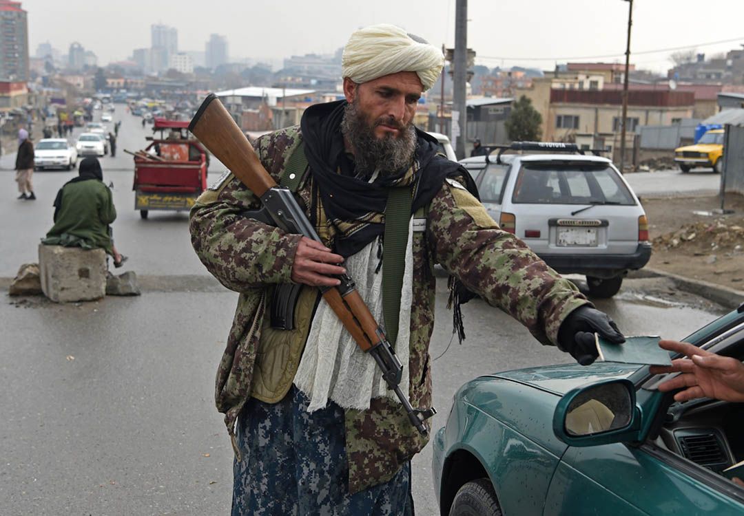 Les talibans interdisent aux femmes de voyager sans être accompagnées