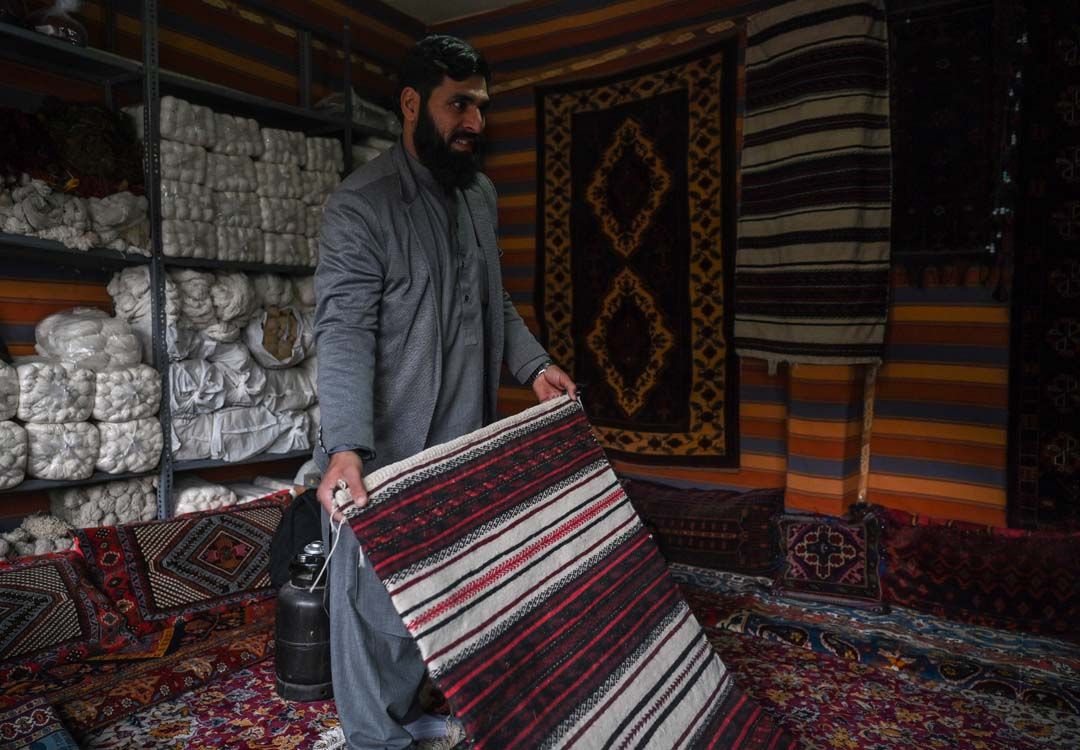 En Afghanistan, tisser des tapis pour tenter d'échapper au chômage et à la crise