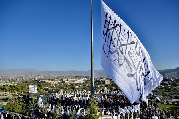 Un immense drapeau taliban à Kaboul