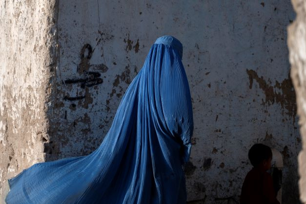 Les talibans réimposent la burqa