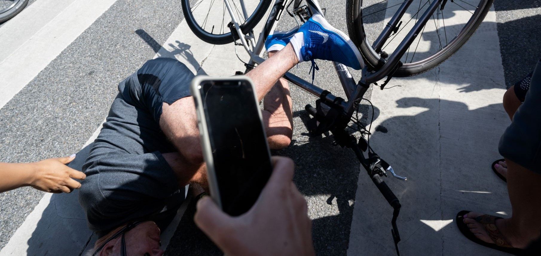 Biden trébuche à vélo