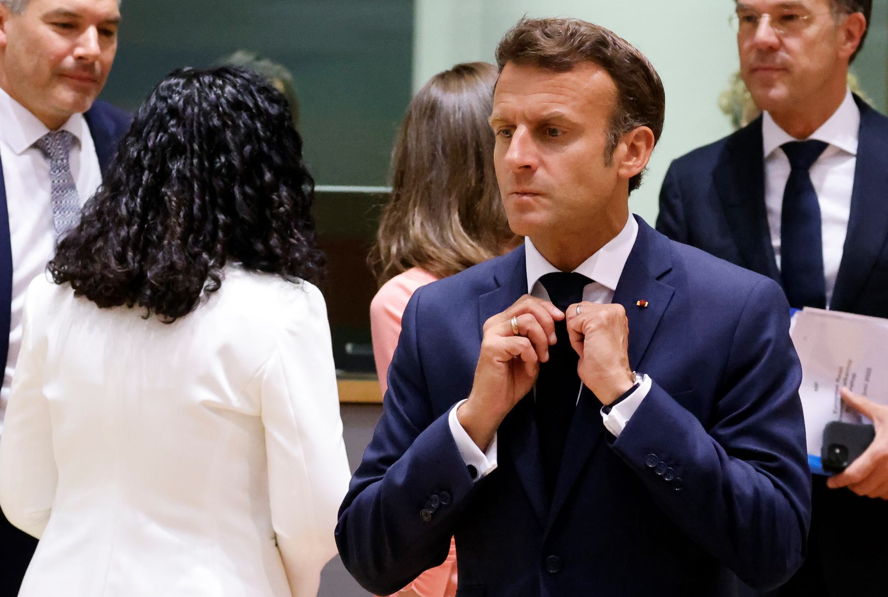 Macron veut des compromis, l'opposition refuse