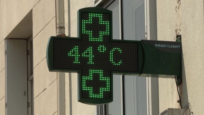 France: canicule et incendies se déplacent vers l'Est