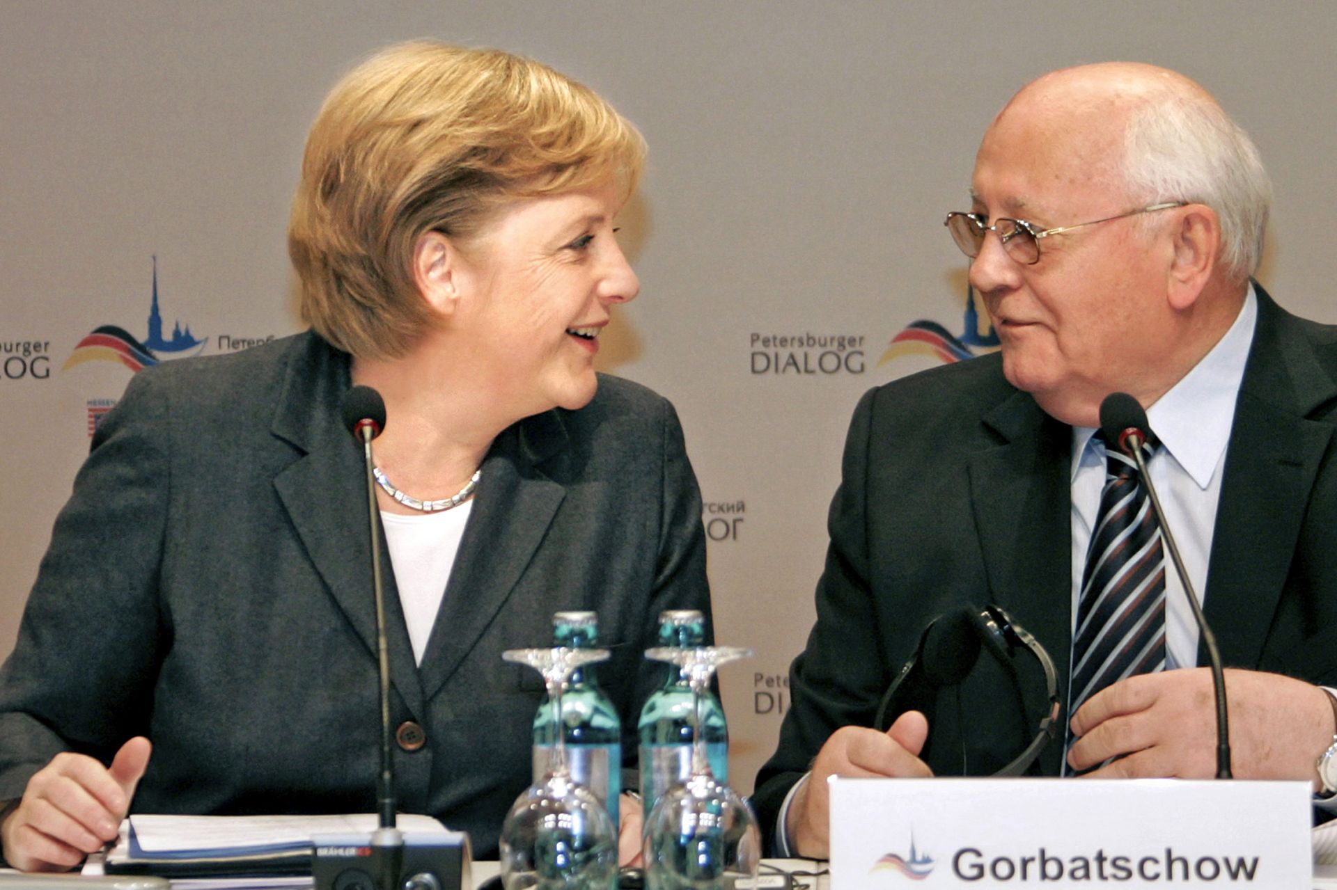 Gorbatchev: la communauté internationale salue «un homme de paix»