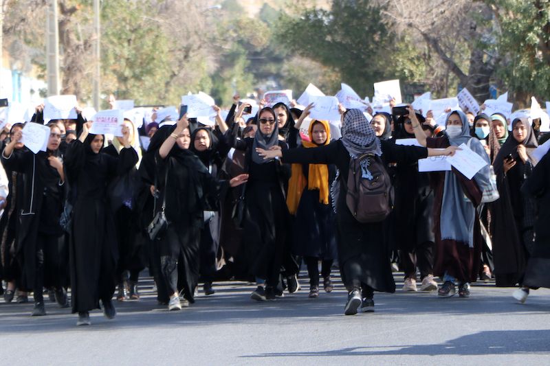 Défiant les talibans, des étudiantes manifestent en Afghanistan