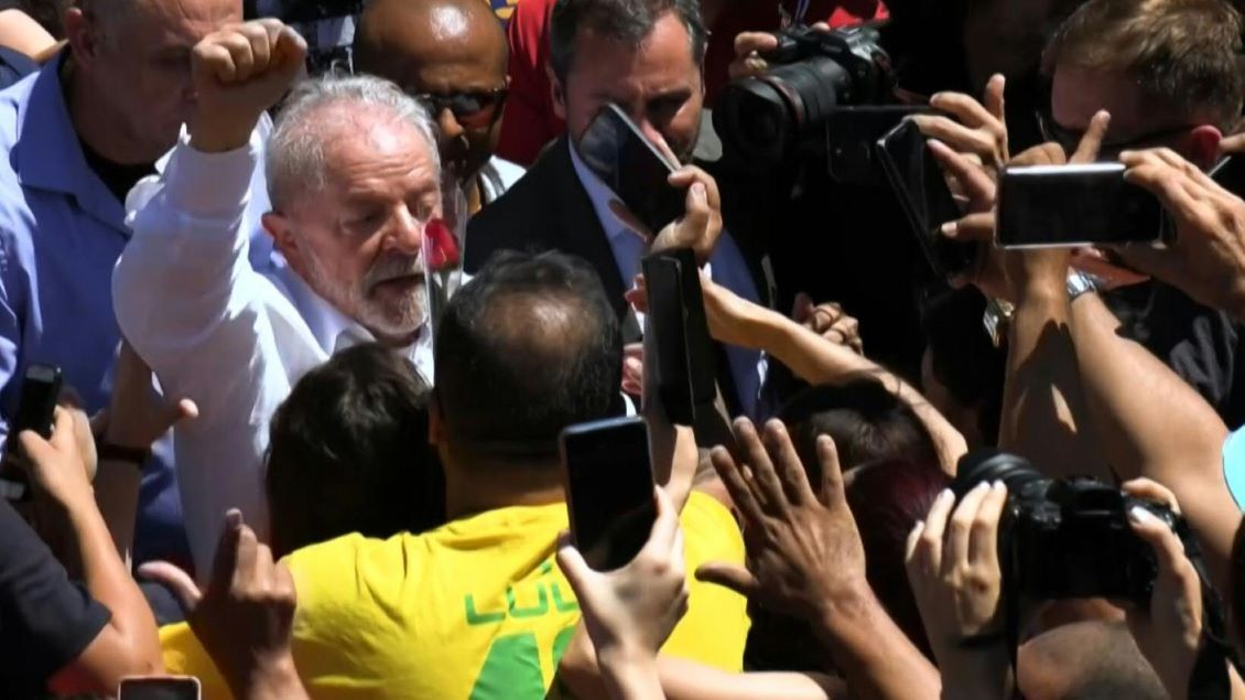 Brésil: Lula élu président par une marge très serrée