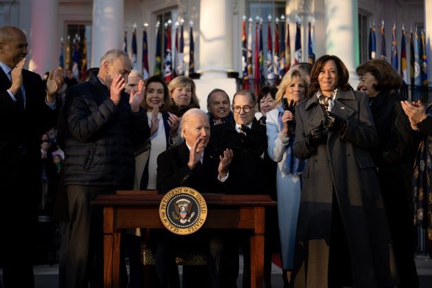 Biden signe une loi protégeant le mariage homosexuel