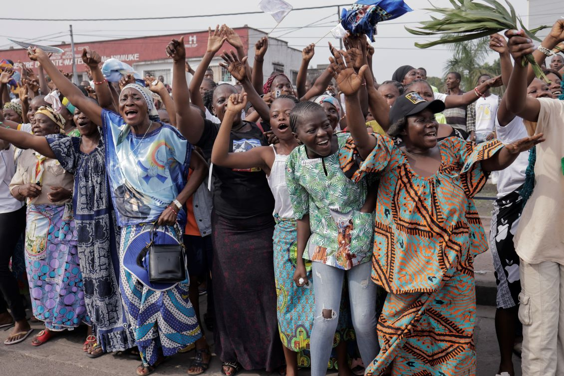 Le pape accueilli par une foule immense à Kinshasa