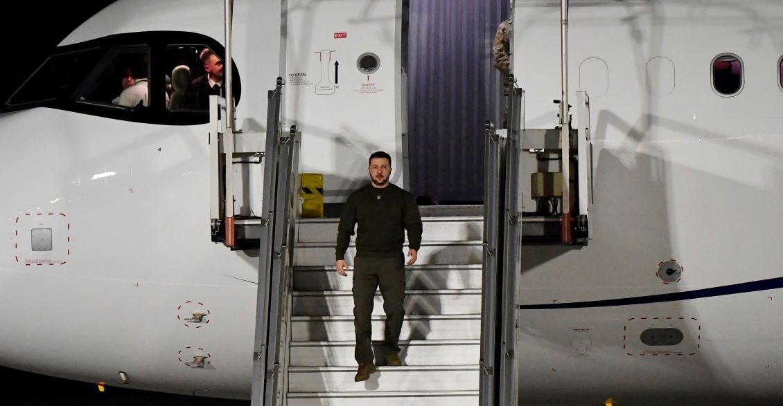 Ovationné à Bruxelles, Zelensky réclame des avions de combat