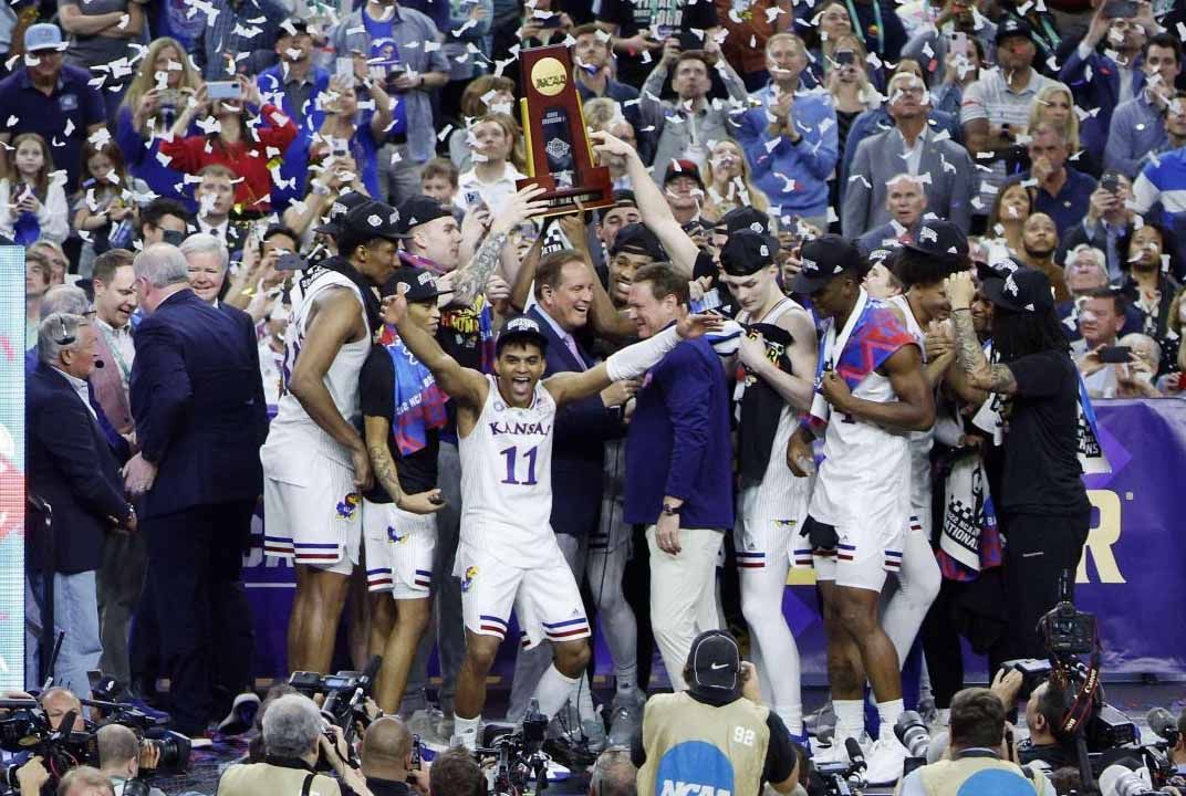 Basket universitaire: Kansas titré après un come-back historique