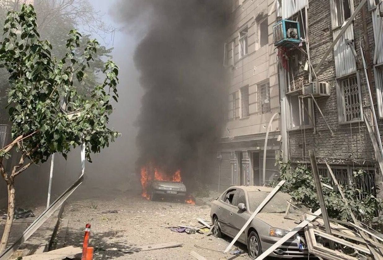 Explosions de voitures piégées à Téhéran après les frappes israéliennes, selon IRNA