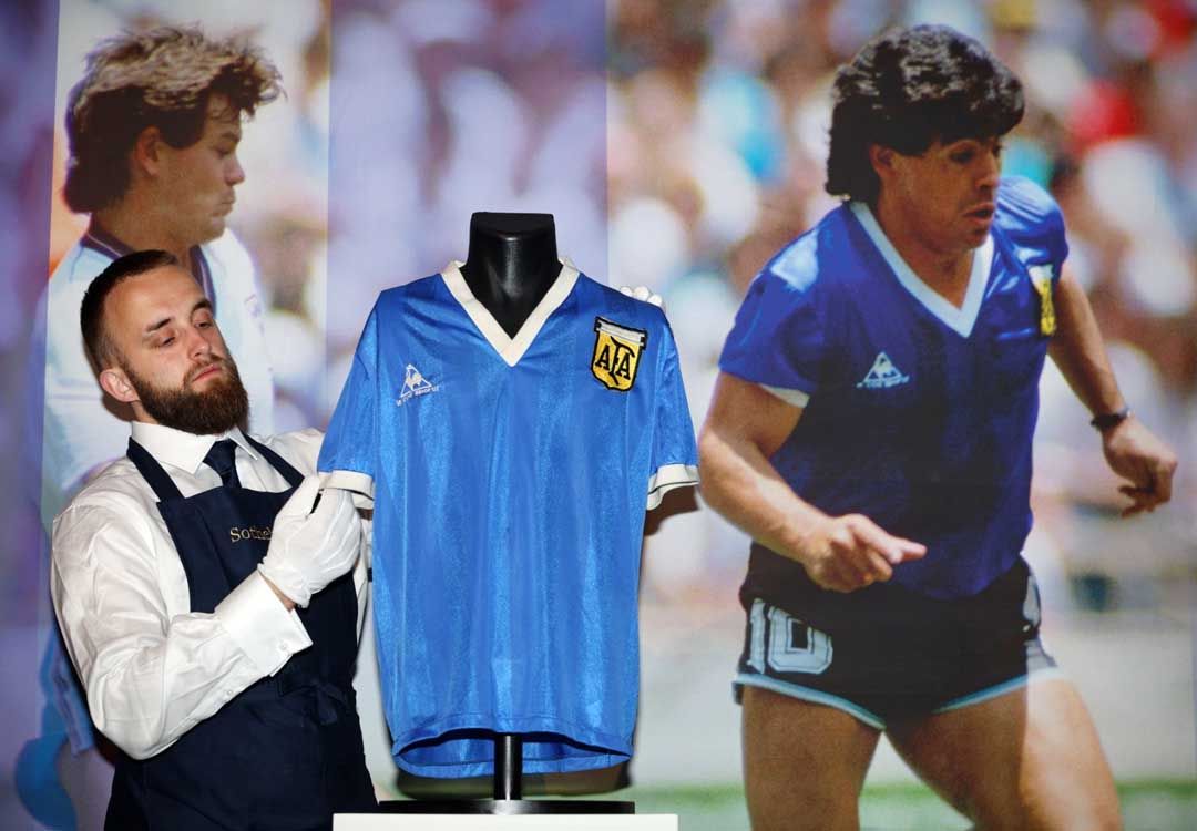 Les enchères pour un maillot mythique de Maradona s'ouvrent sur une offre à plus de 5 millions de dollars