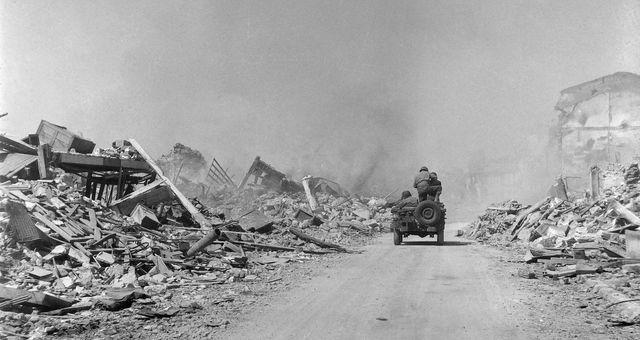 Quatre-vingts ans après 1945, la mémoire en guerre