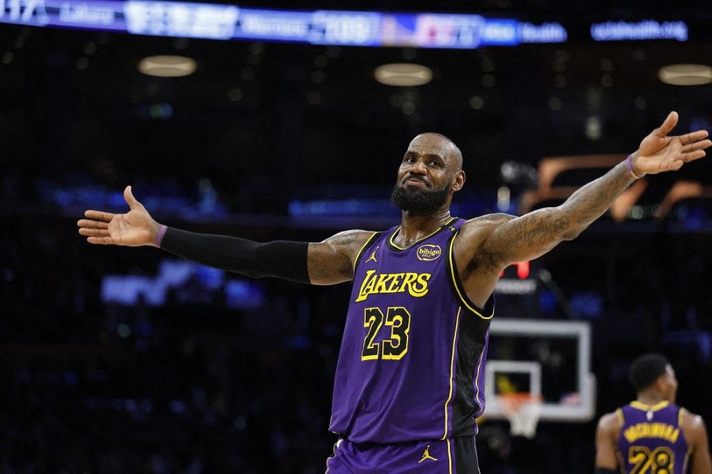 NBA: les Lakers dominent Golden State grâce à un LeBron James \