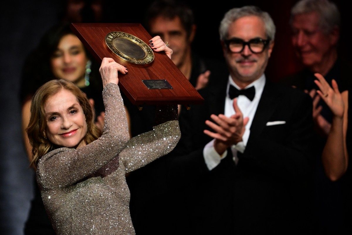 Isabelle Huppert, actrice intemporelle, couronnée du Prix Lumière 2024