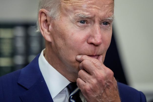 Affaibli politiquement, Biden redouble d'effort pour s'imposer à l'international