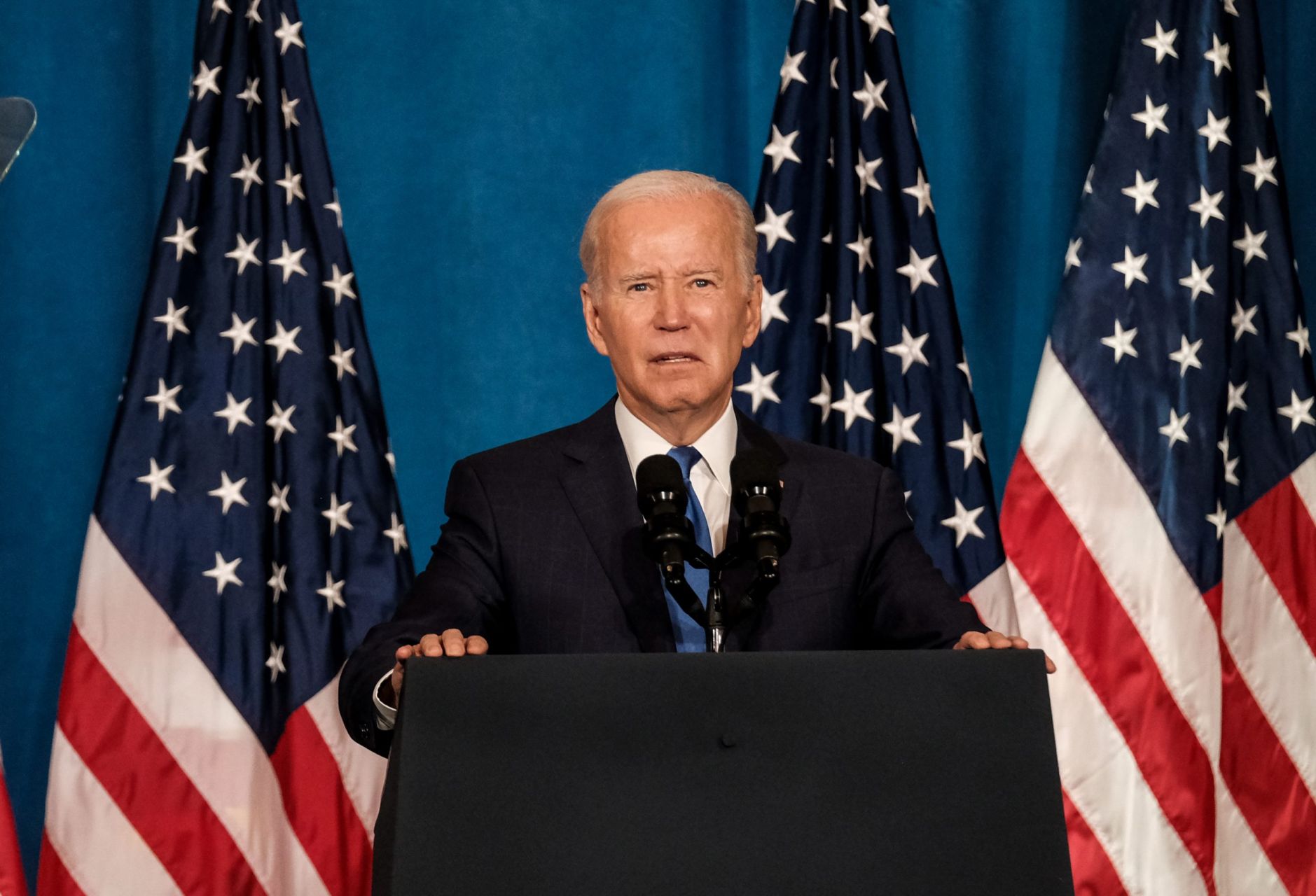 Biden vent debout contre les complotistes