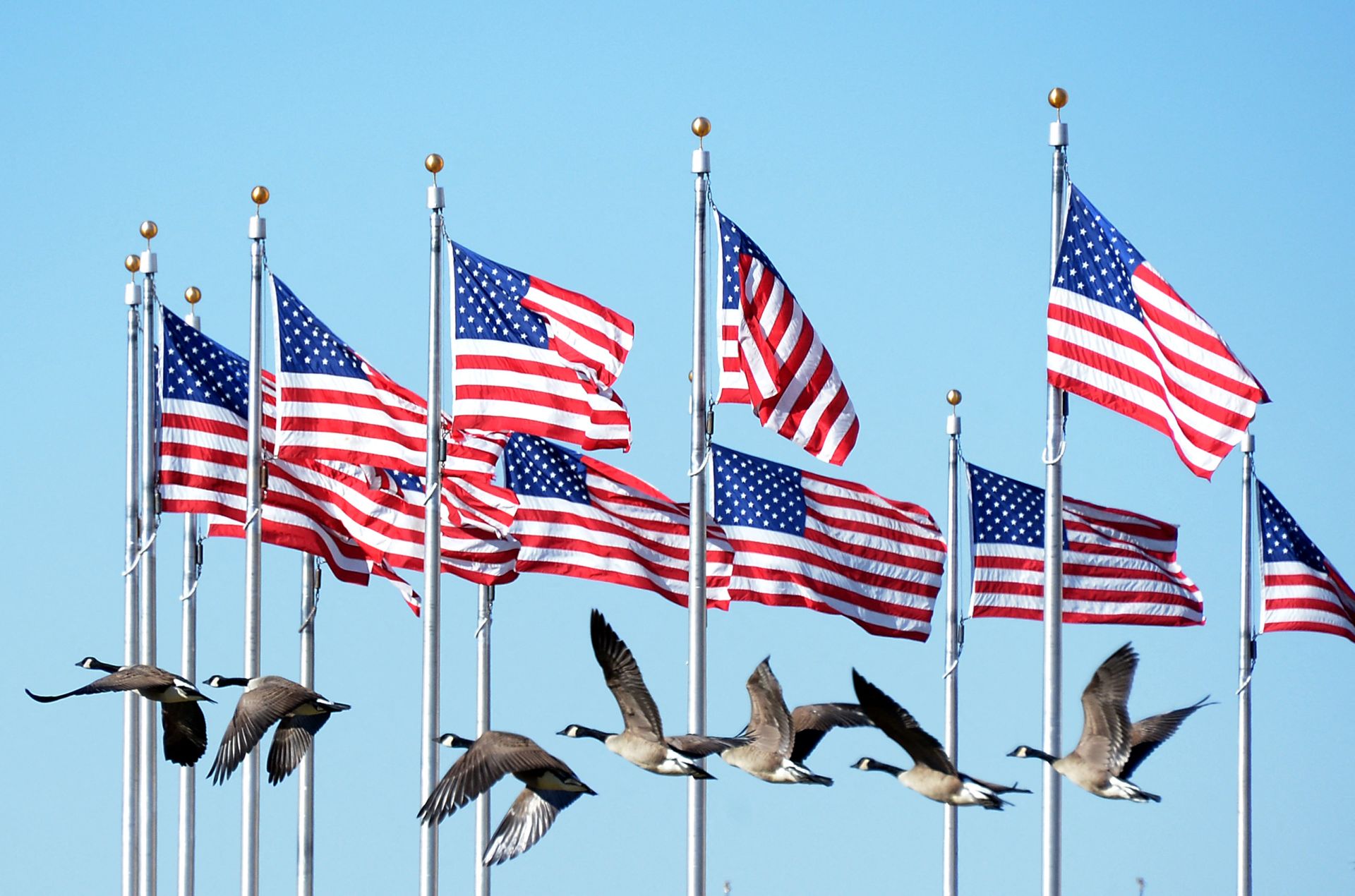 Les États-Unis réduisent leur présence diplomatique et militaire dans le Moyen-Orient face à la montée des tensions