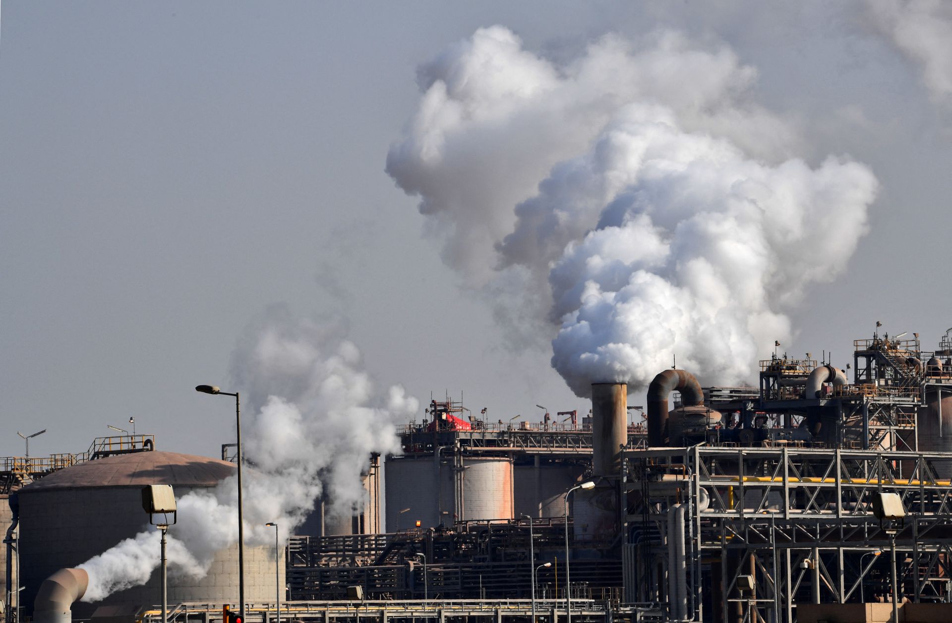 Un complexe pétrochimique saoudien touché après des tirs de missiles iraniens