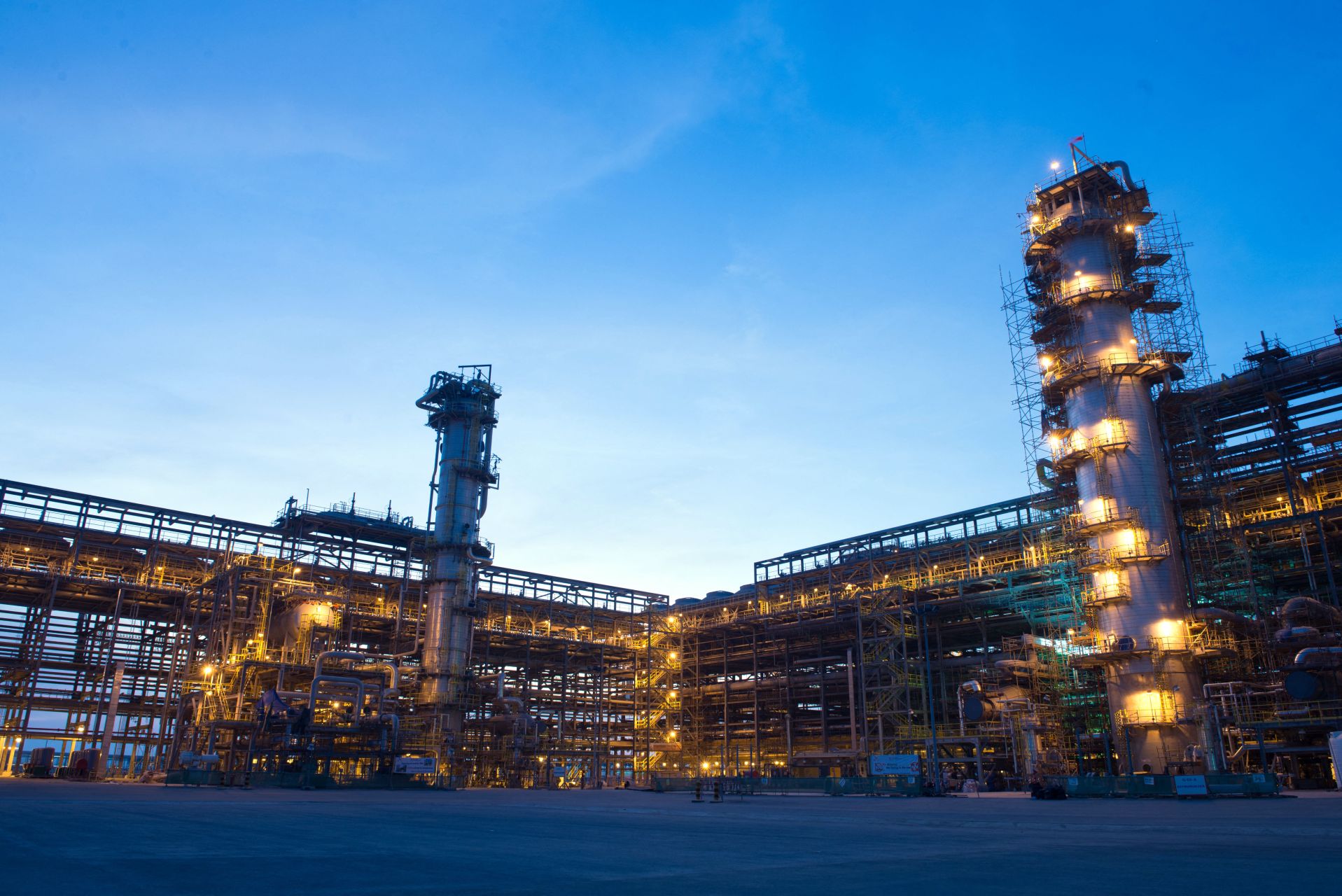 L'Arabie annonce que les attaques iraniennes ont fait un mort et affecté sa production pétrolière