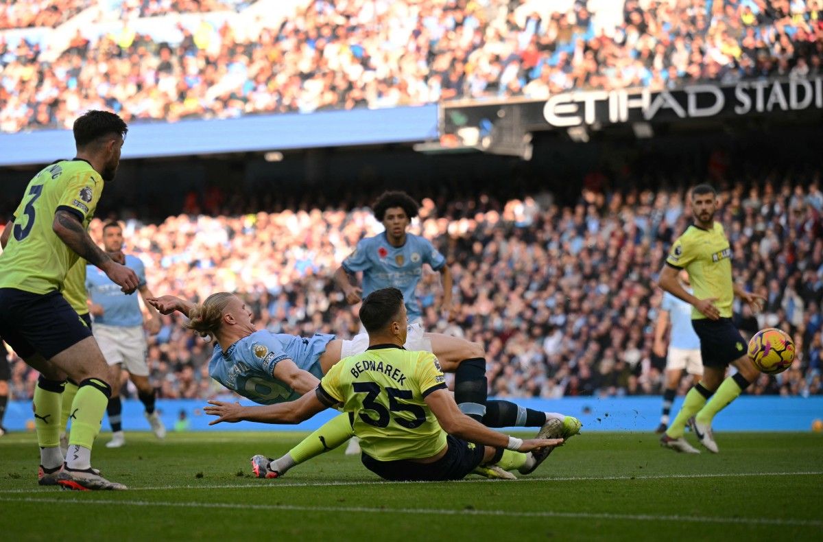 Angleterre: Manchester City prend la tête, sans éclat