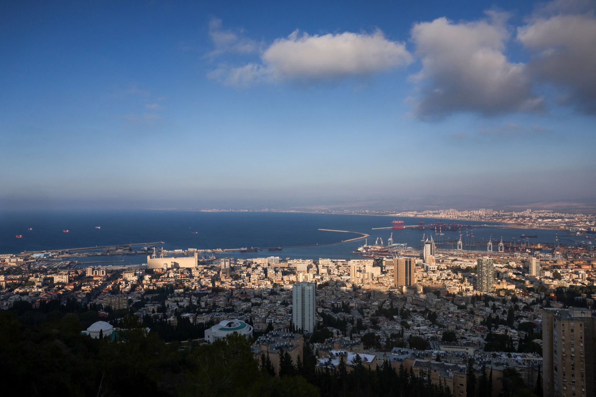 Israël: deux blessés dans une salve de roquettes du Hezbollah sur Haïfa