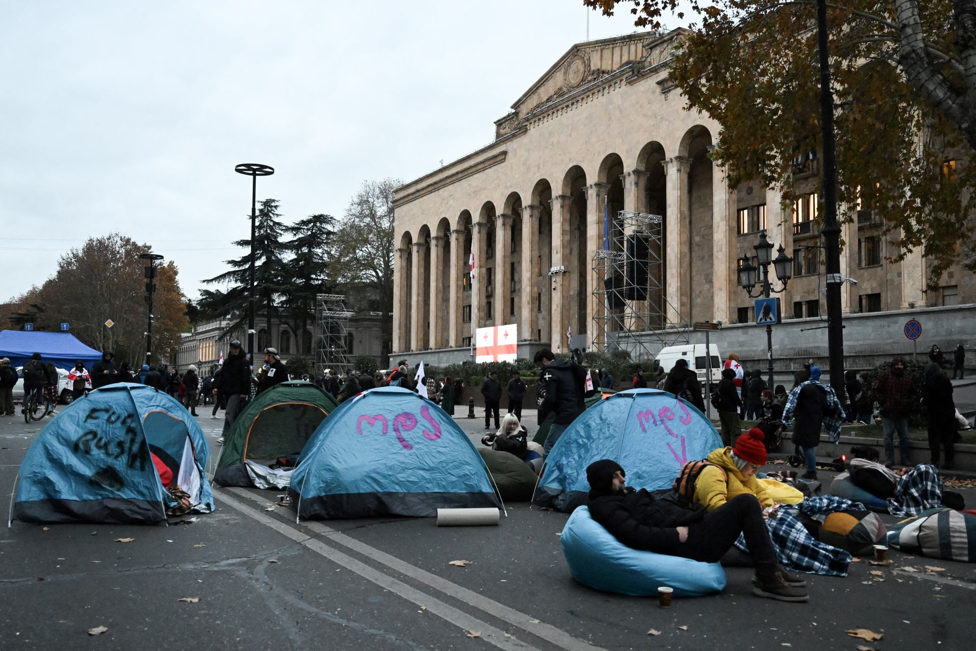 Géorgie: Un Parlement contesté face à une opposition en révolte