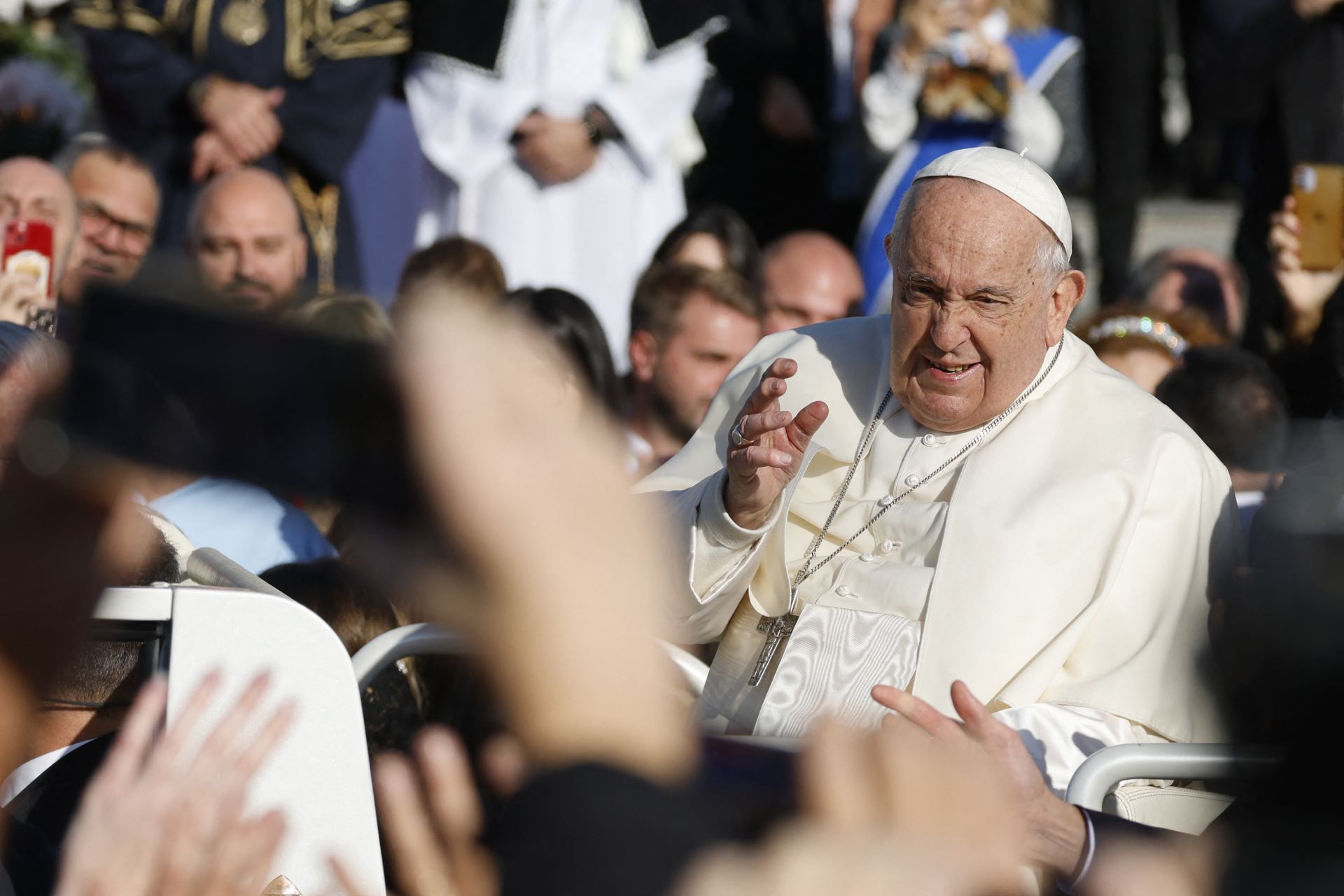 En Corse, le pape plaide pour une laïcité \