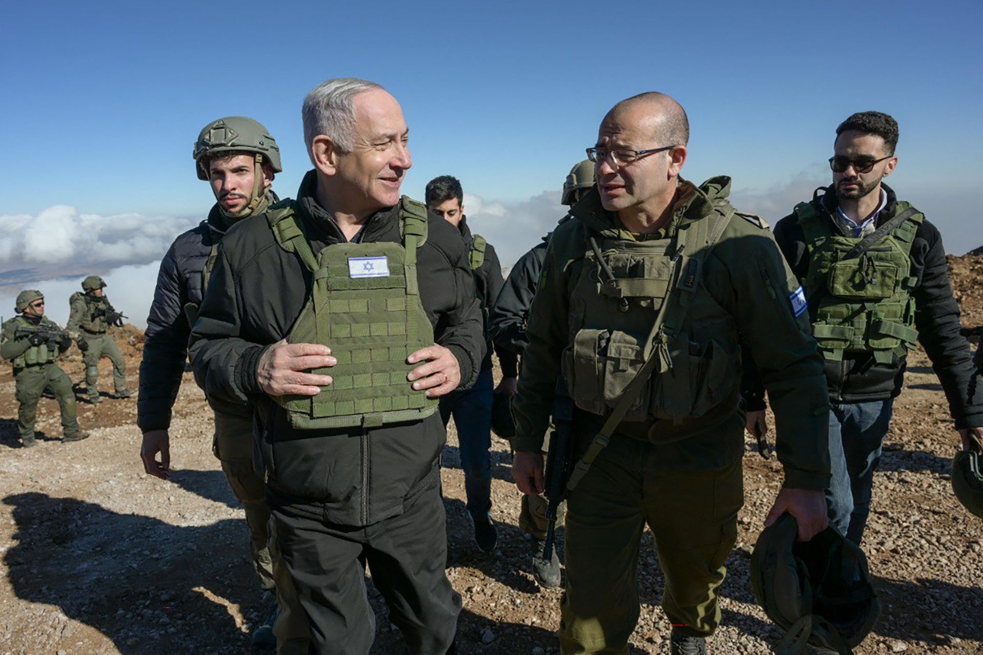 Netanyahou visite les troupes israéliennes au-delà de la ligne de cessez-le-feu en Syrie