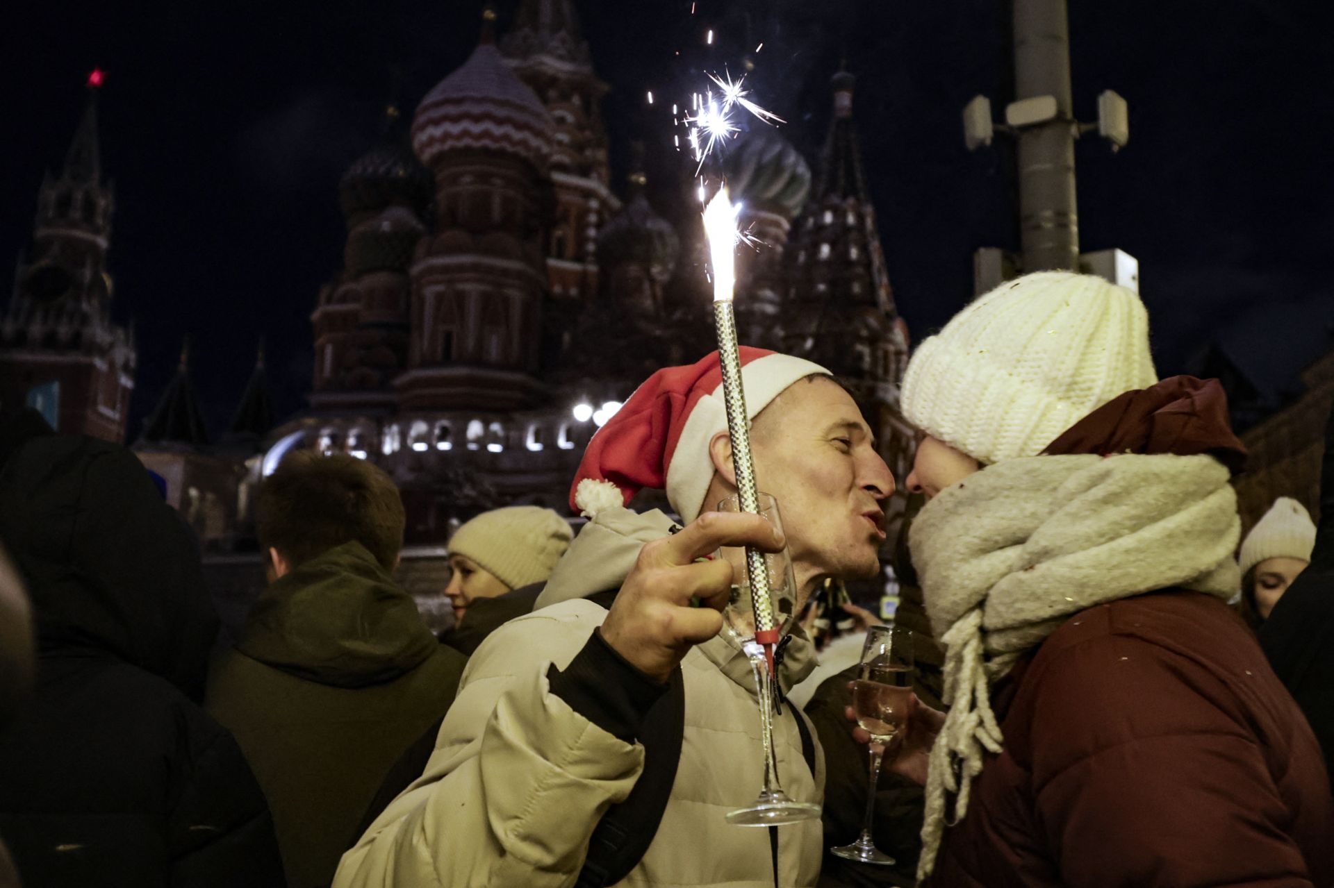 Nouvel An à Moscou: Espoirs de paix mais soutien à Poutine